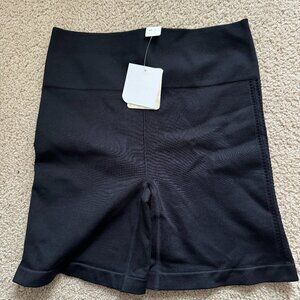 Fabletics Sync High Waisted Perferated 6" Short